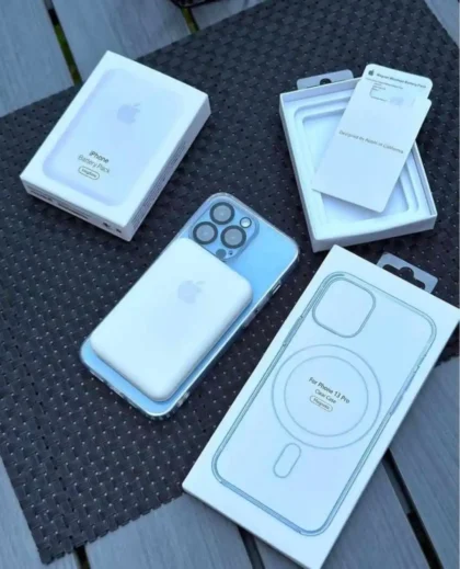 mini magnetic power bank for iPhone with wireless charging