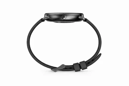 NoiseFit Buzz black smartwatch showing incoming call screen
