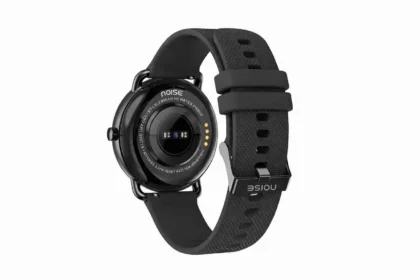 NoiseFit Buzz smartwatch backside sensor and silicone strap view